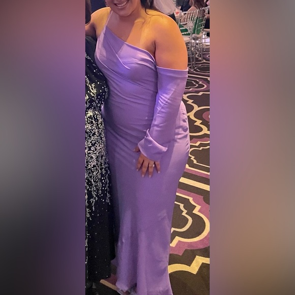 Beautiful one sleeve lilac/lavender dress from ASOS. Size 8. Midi dress. - Picture 2 of 2